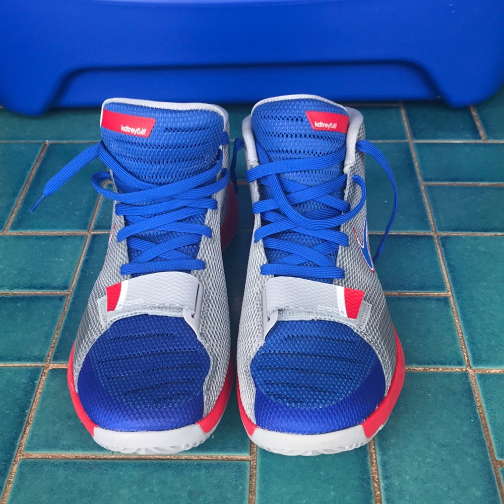 Nike KDTrey5/// Men Basketball Sneaks like new.